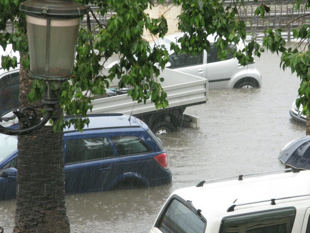 Naturkatastrophen - Welche Höhe zahlt die Versicherung ? Teil 2 Hochwasser Schäden Schaden Überschwemmung Gewitter Baum Bank Naturereignis Auto Hochwasser Überschwemmung Flut Starkregen