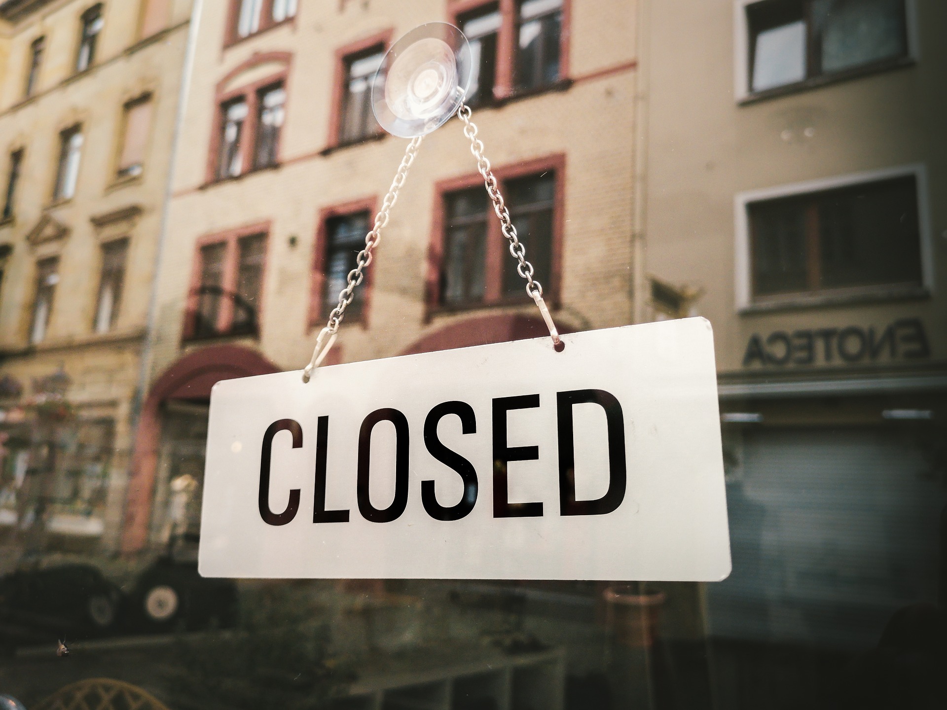 BGH - Mietminderung bei Betriebsschließung aufgrund von Corona Schild Laden Geschlossen Closed Stadt Haus Fenster