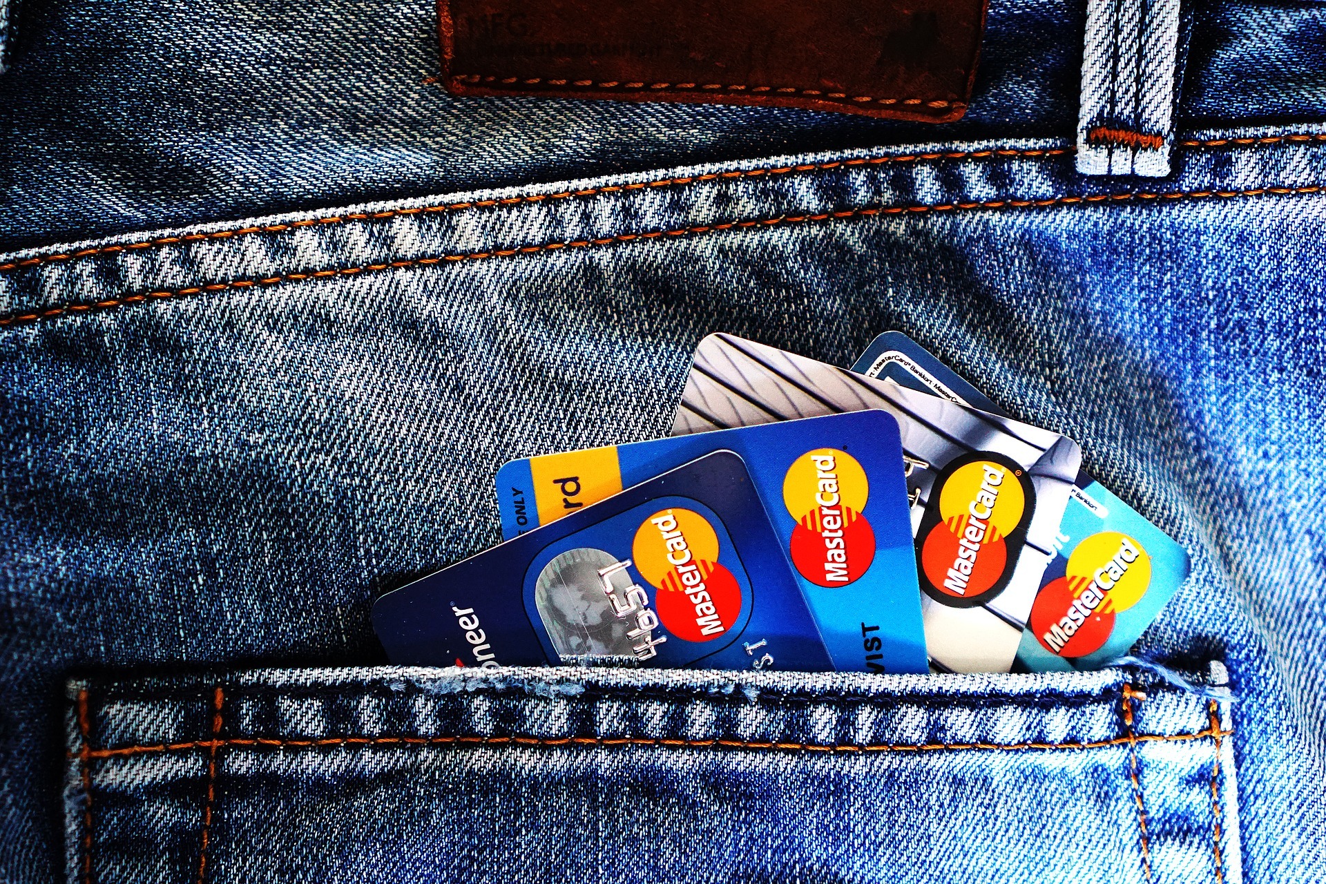 Rechtslage zu Negativzinsen - unzulässig? Hosentasche Hose Geld Kreditkarte EC-Karte Mastercard