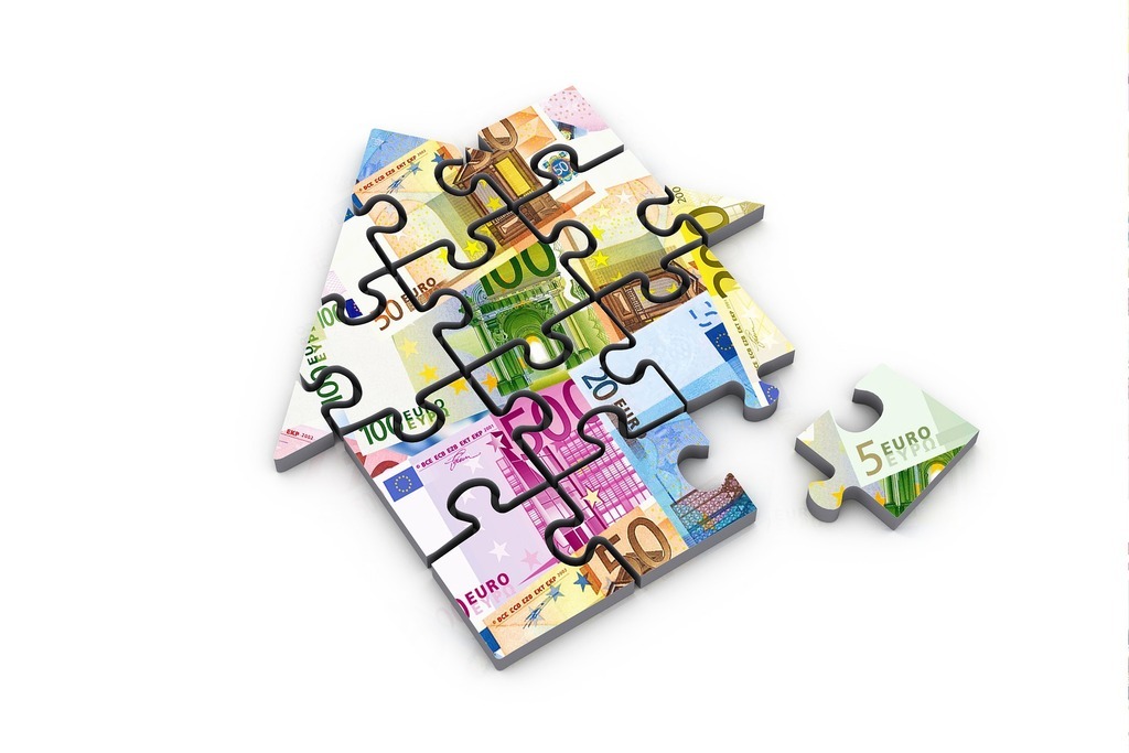 Neues für Vermieter bei der Erhöhung der Miete BGH - Ankündigung für Erhöhung der Miete maßgeblich Haus Puzzle Wohnung Eigentum Geld Geldscheine