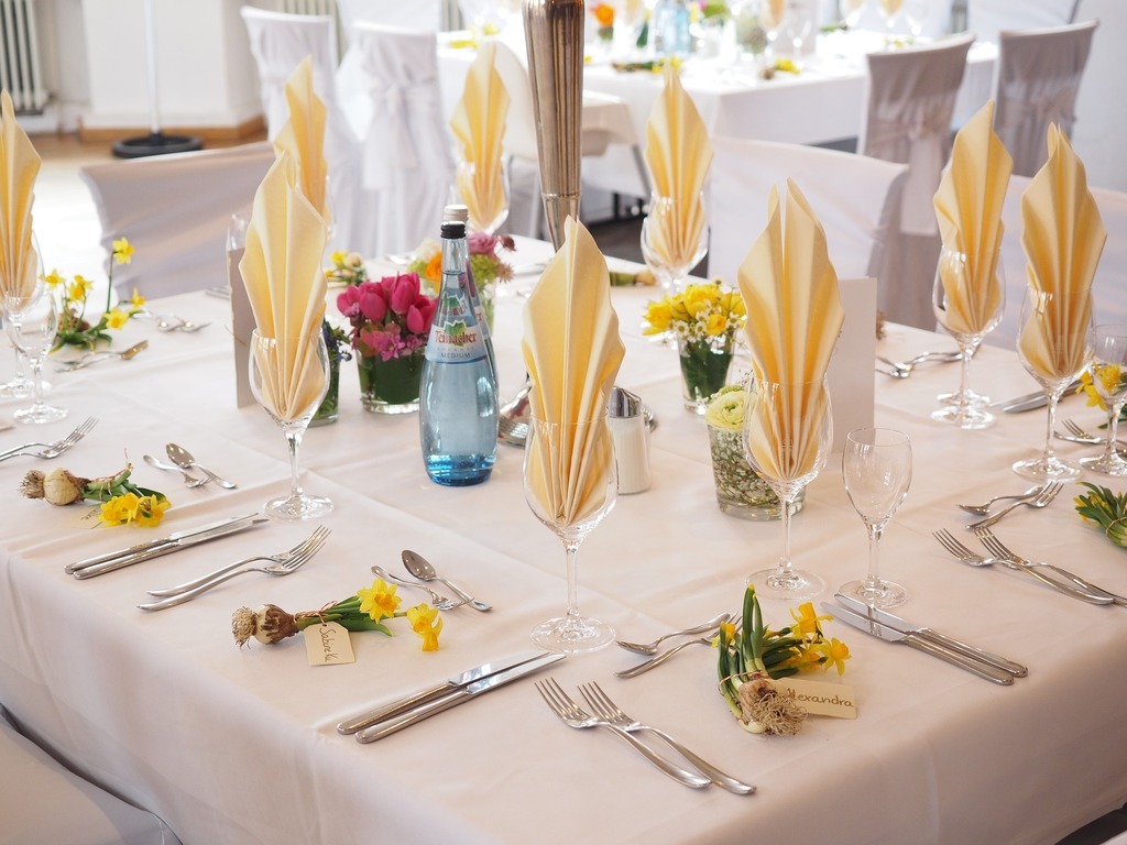 BGH: Mietzahlungspflicht für Saal trotz Corona Hochzeit Saal Tisch Essen