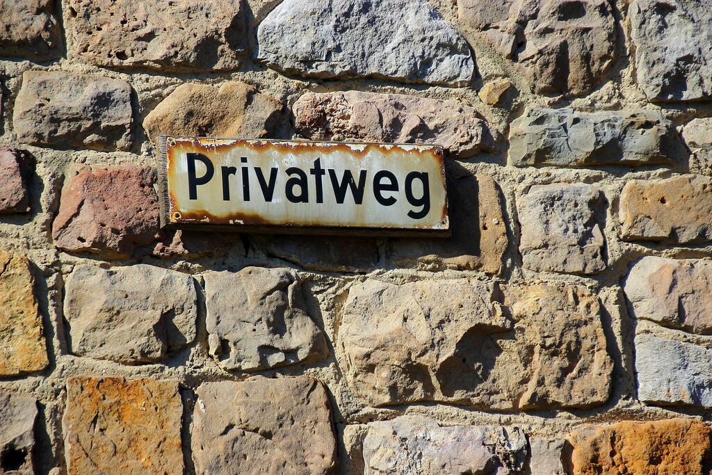 Bundesgerichtshof - Keine Garagenzufahrt über Notwegerecht Schild Privatweg Haus Wand Stein