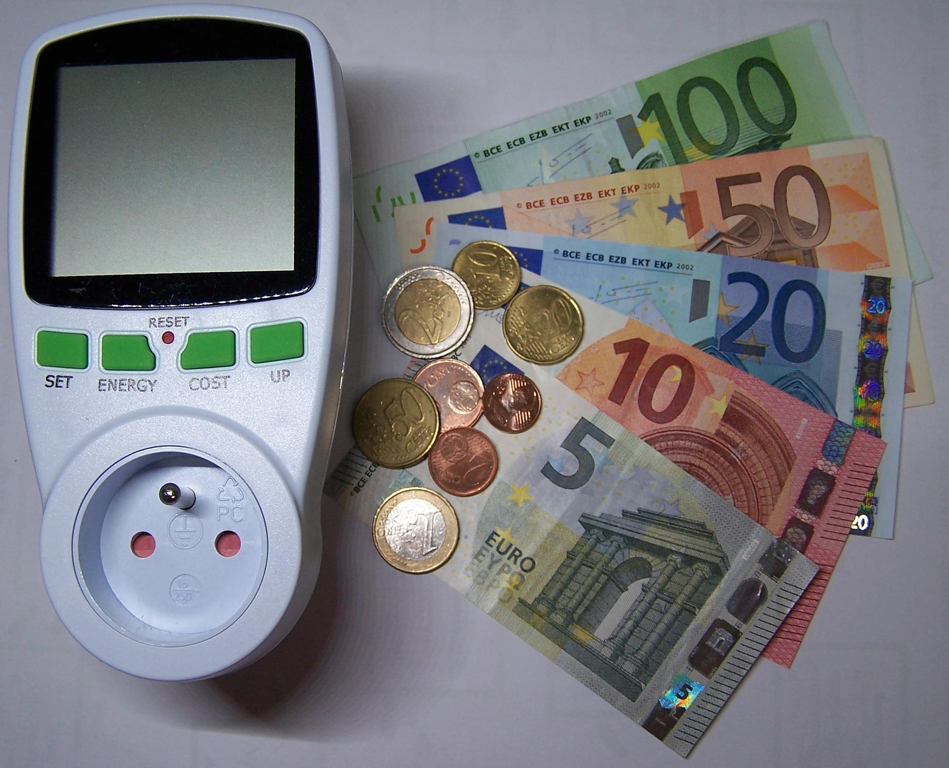Steigende Strompreise - Tipps für Kunden Geld Schein Münzen Strom