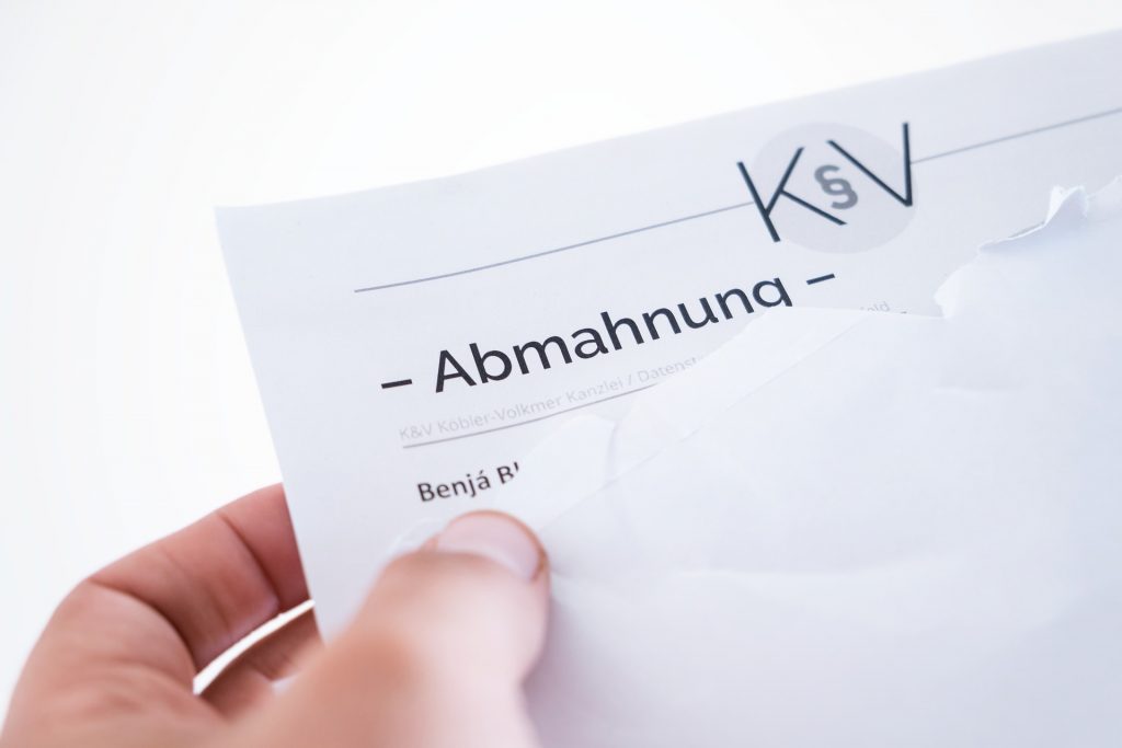Rechtssichere Erstellung von Abmahnungen im Arbeitsrecht Zettel Papier Vertrag