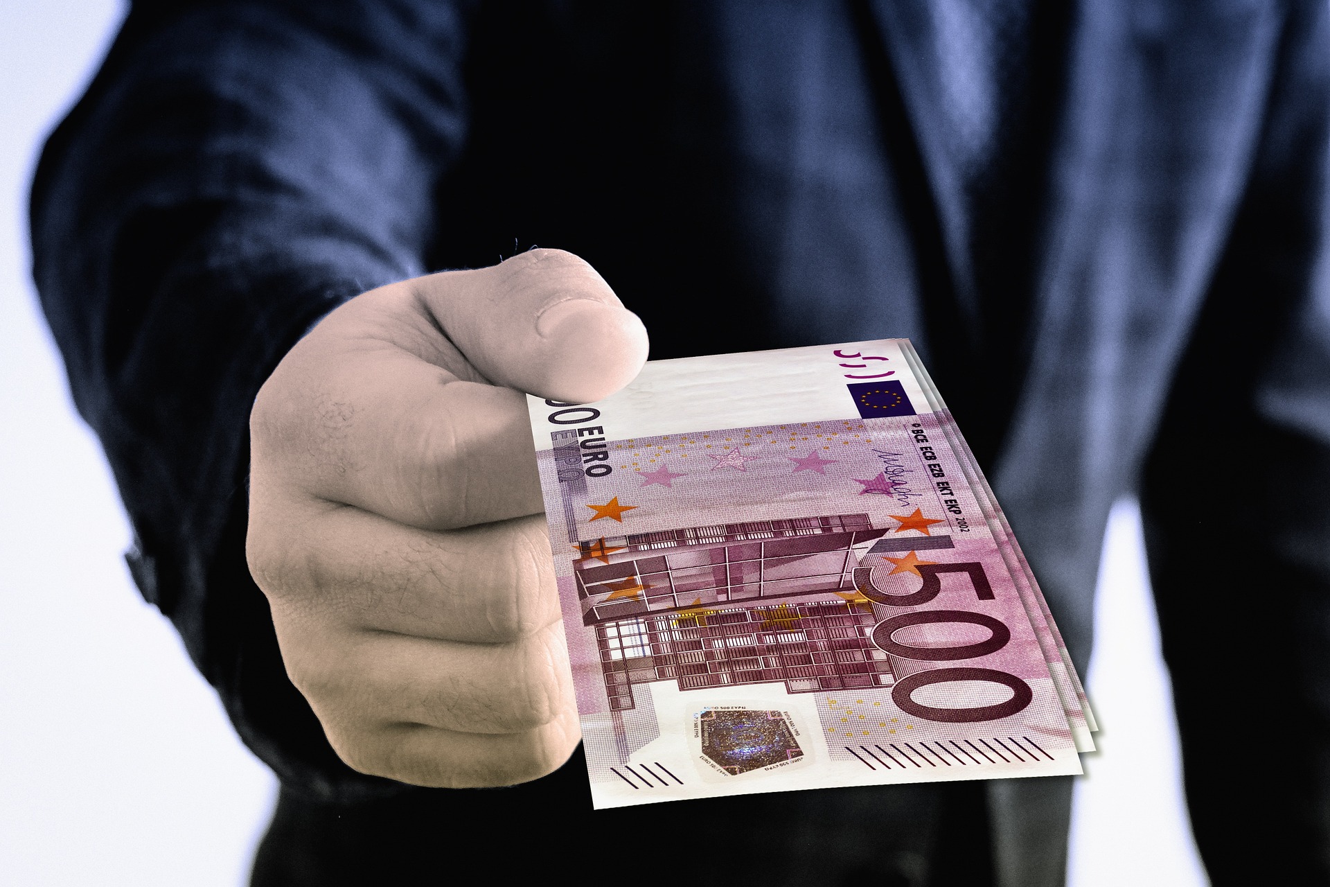 Höhe der Abfindung für den ausscheidenden Gesellschafter Geld Hand Schein Euro Zahlung