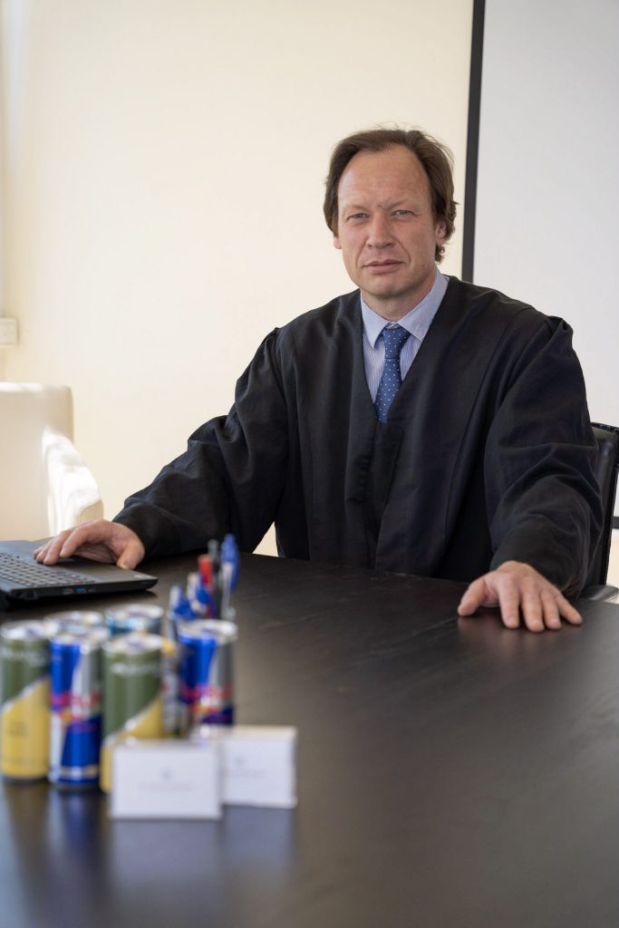 Porträt von Dr. Michael Krieg, Geschäftsführer und erfahrener Rechtsanwalt für Marken-, Urheber- und Wettbewerbsrecht bei der Dr. Krieg & Kollegen Rechtsanwälte mbH, Kirschbaumweg 30, 50996 Köln.